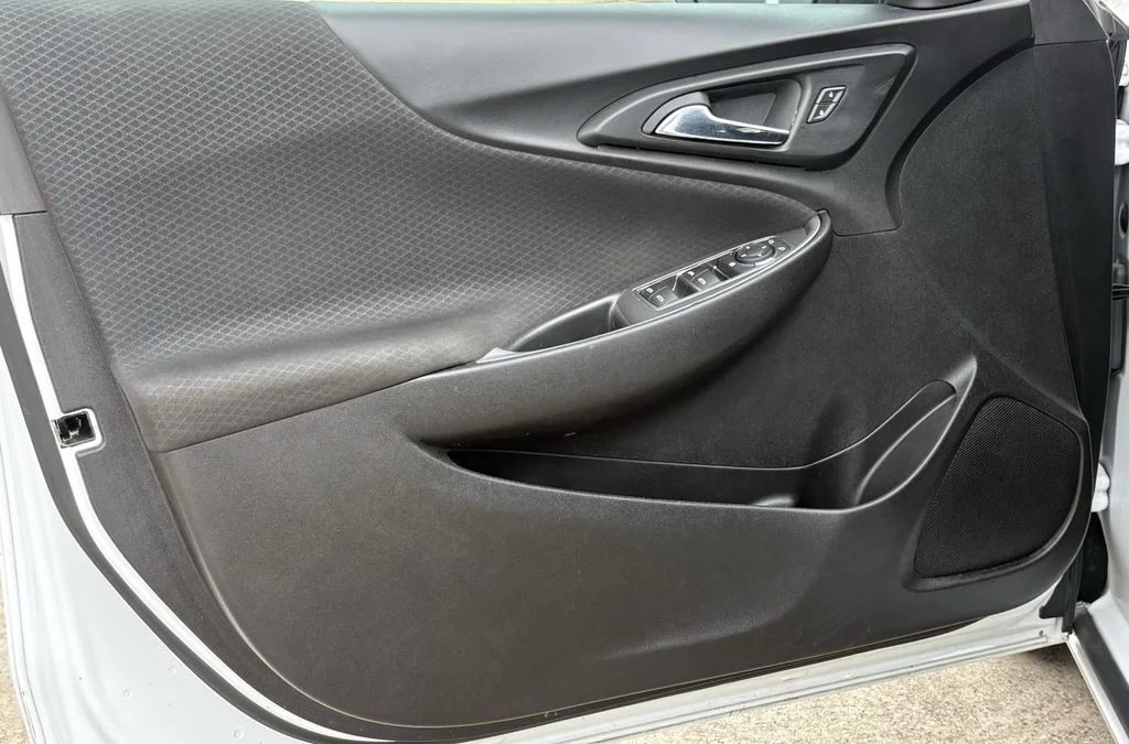 Used 2024 Summit White Chevrolet LT image 9