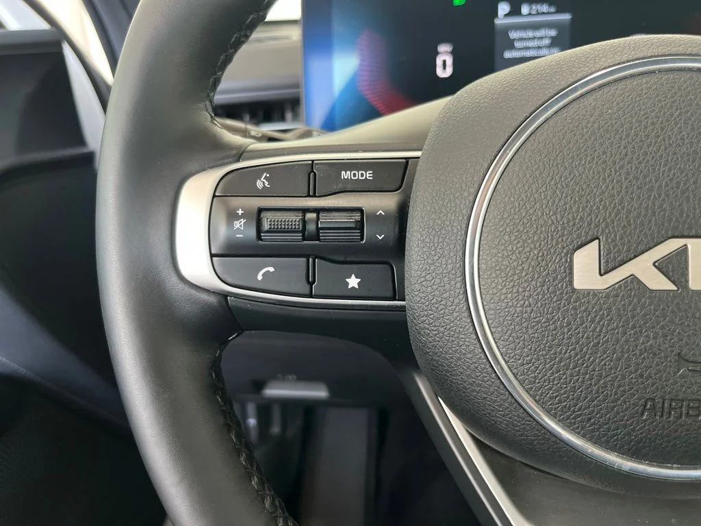 Used 2025 White Kia GT-Line image 6