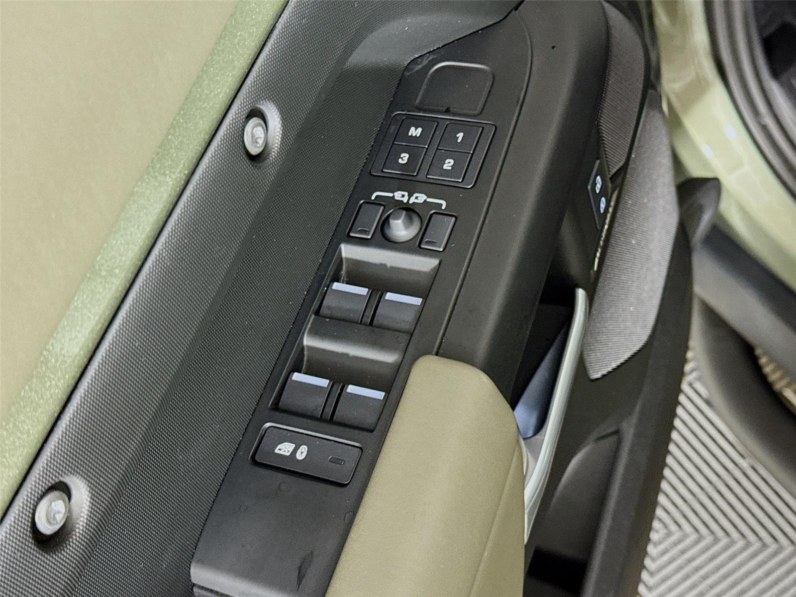 Used 2025 Pangea Green Metallic Land Rover S image 20