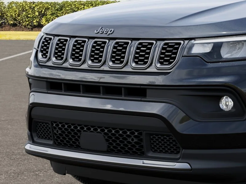 New 2026 Diamond Black Crystal Pearl-Coat Exterior Paint Jeep Latitude image 39