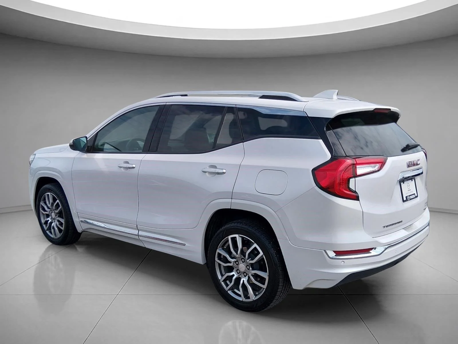 Used 2024 White Frost Tricoat GMC Denali image 3