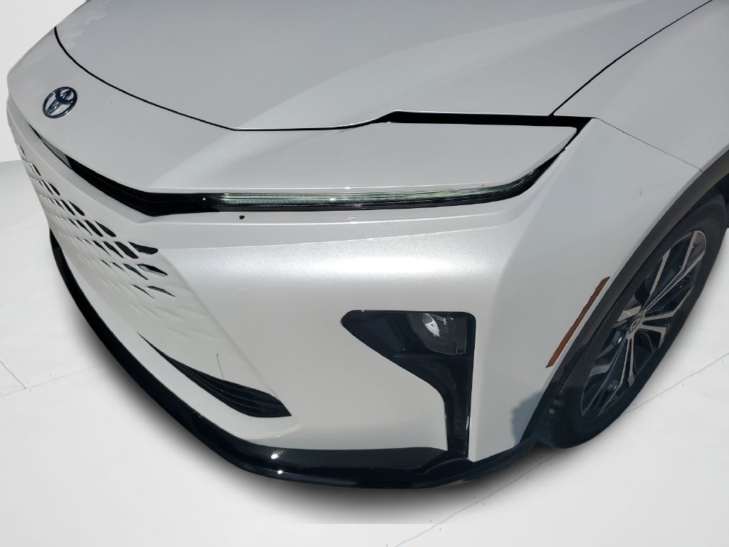 Used 2025 White Toyota XLE image 23