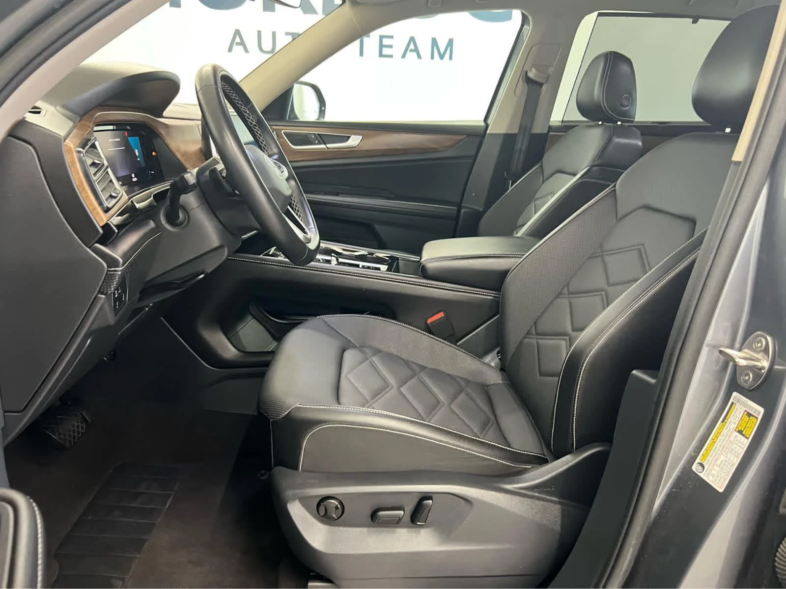 2025 Volkswagen Atlas SE w/Tech - Photo 12