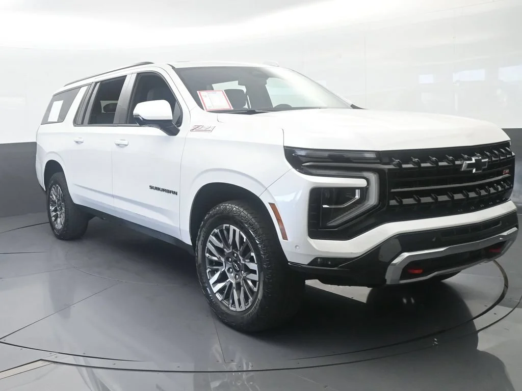 Used 2025 Iridescent Pearl Tricoat Chevrolet Z71 image 8