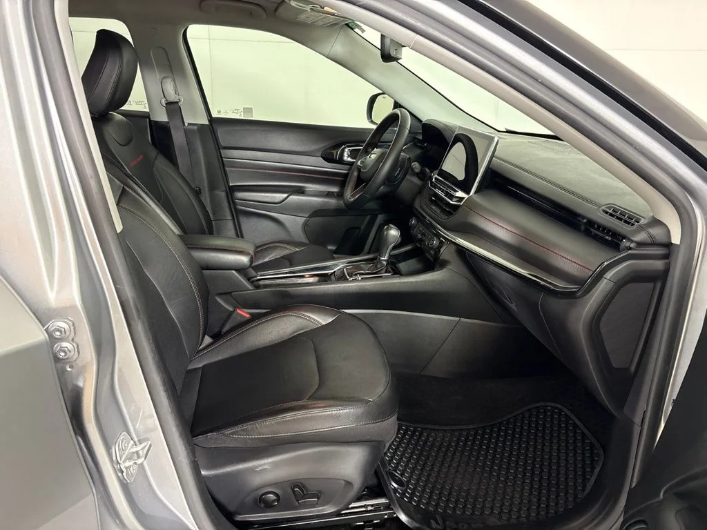 Used 2022 Silver Jeep Trailhawk image 16