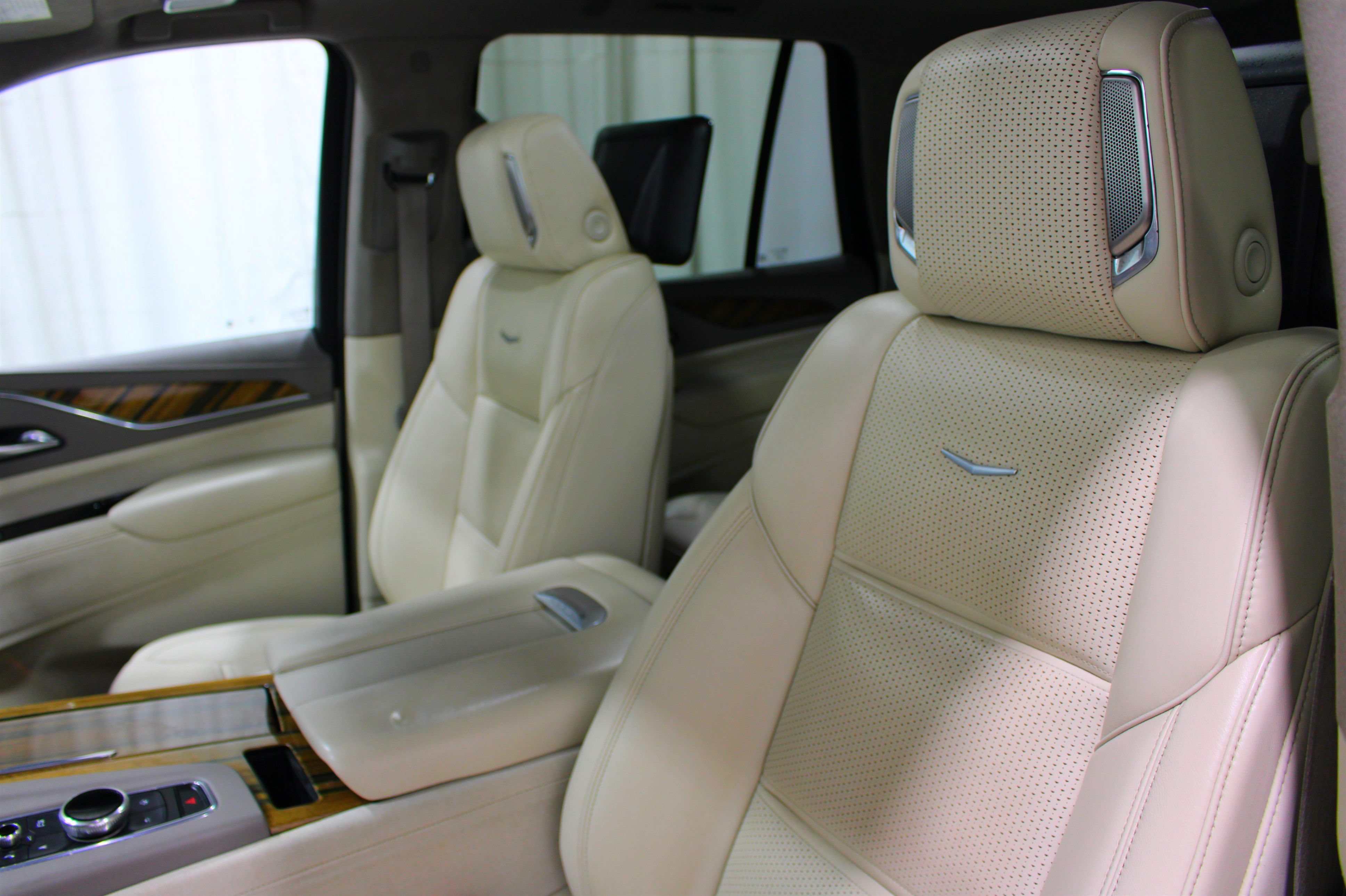 Used 2023 Crystal White Tricoat Cadillac 4WD Sport Platinum image 4