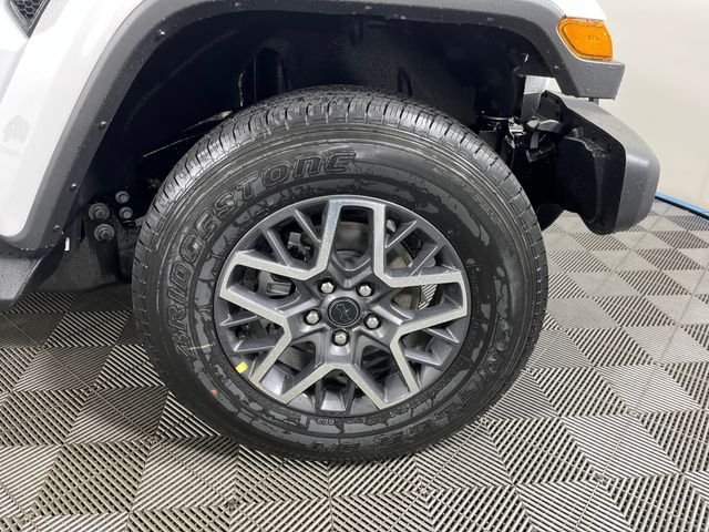 New 2026 Bright White Clear-Coat Exterior Paint Jeep Sahara image 5