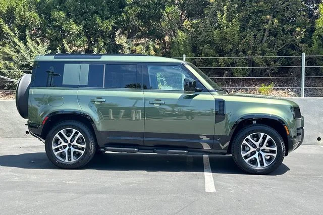 New 2026 Woolstone Green Land Rover X-Dynamic SE image 6