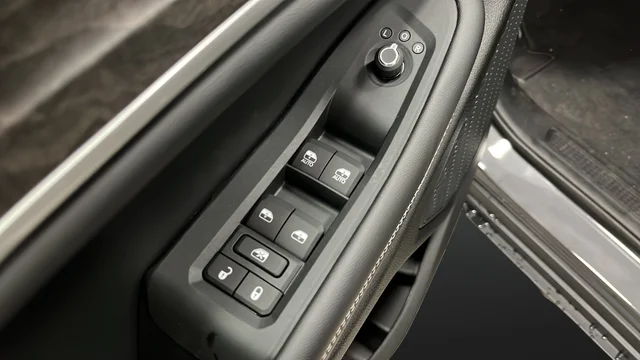 New 2026 Baltic Gray Metallic Clear-Coat Exterior Paint Jeep Altitude image 21
