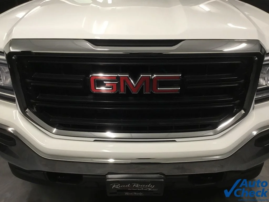 Used 2018 White GMC Base image 22