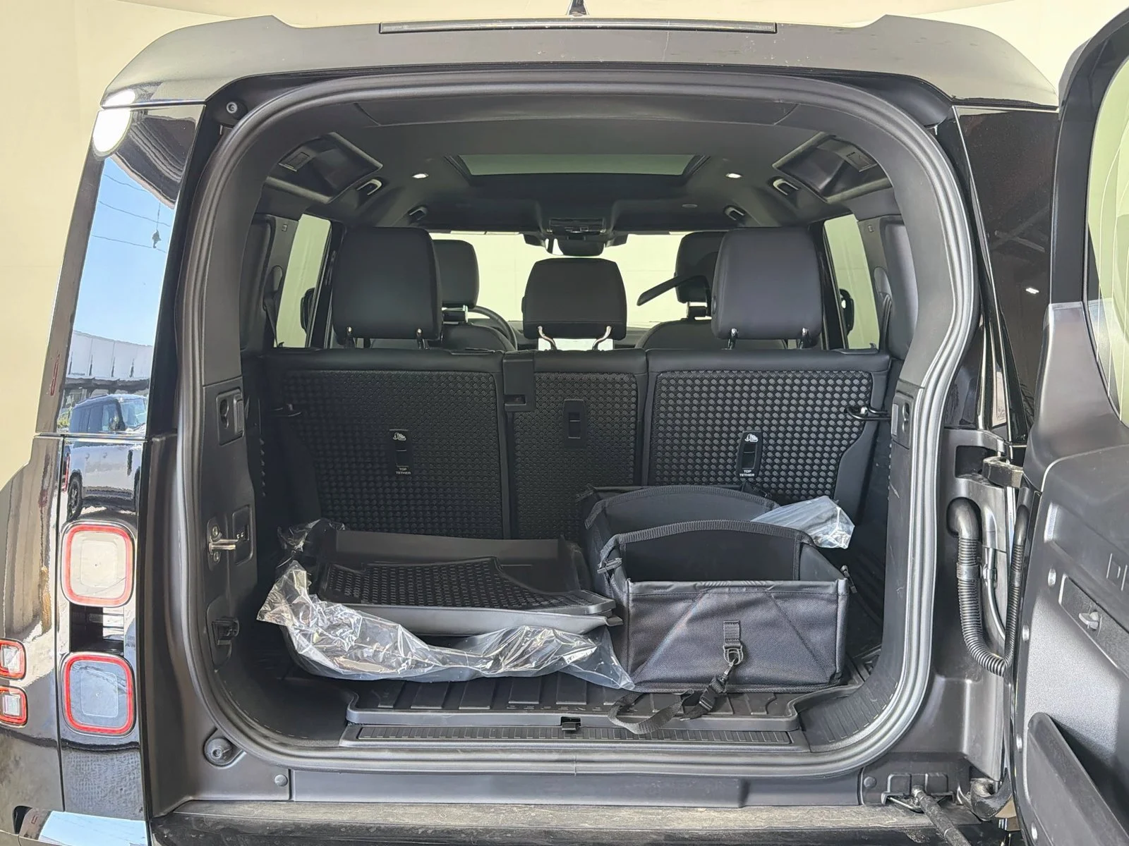 New 2026 Santorini Black Land Rover X-Dynamic SE image 29