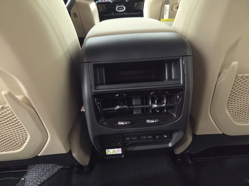 New 2026 Bright White Clear-Coat Exterior Paint Jeep Limited image 19