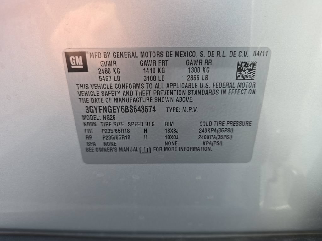 Used 2011 RADIANT SILVER METALLIC Cadillac Base image 33