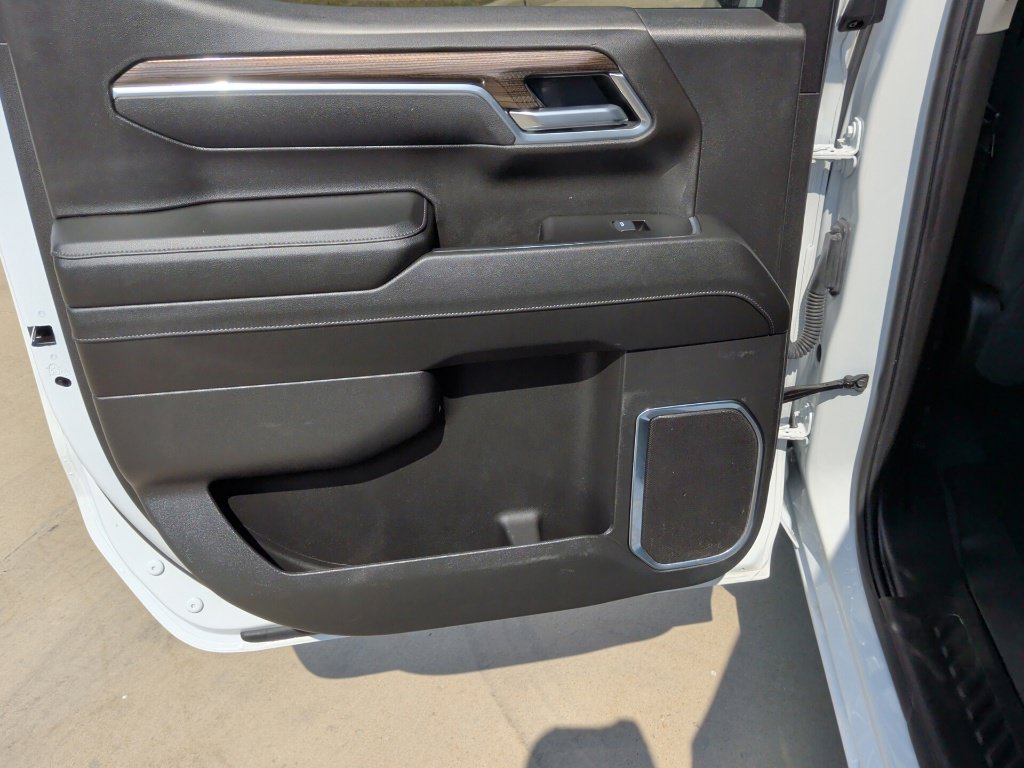 Used 2025 White Chevrolet LT image 33