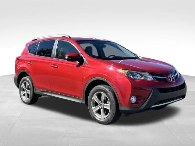 Used 2015 Red Toyota XLE image 4