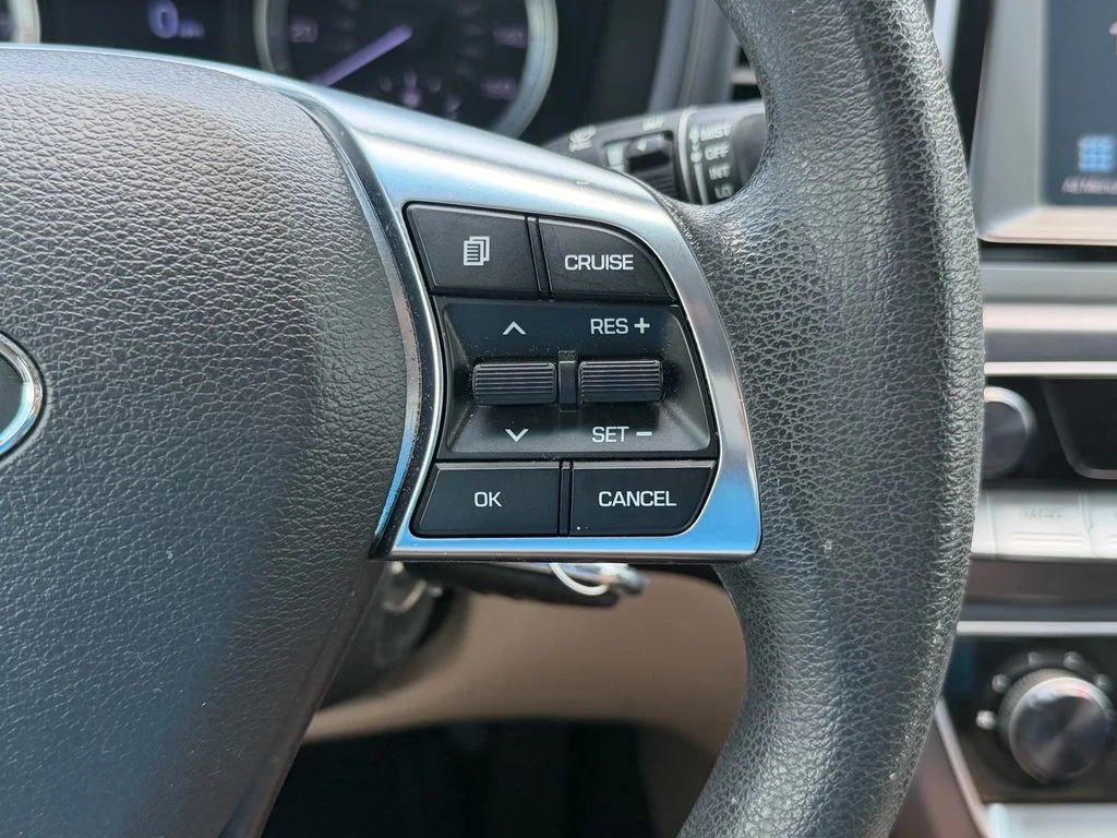 Used 2018 Quartz White Pearl Hyundai SE image 22