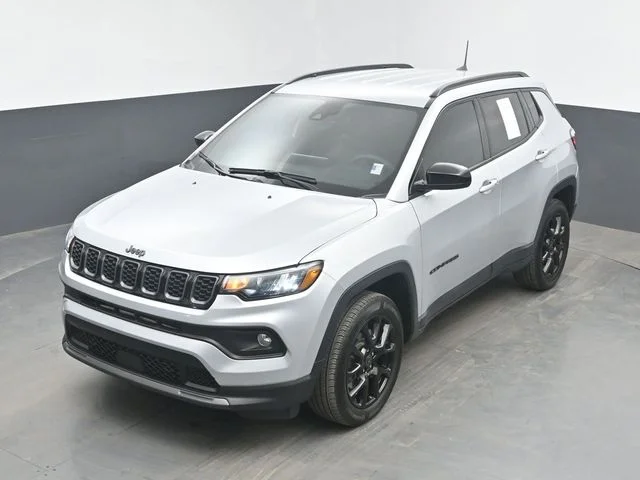 Used 2025 Silver Jeep Latitude image 31