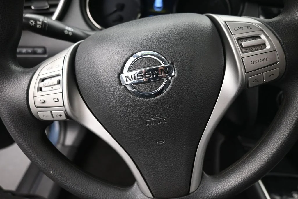 Used 2016 Blue Nissan S image 17