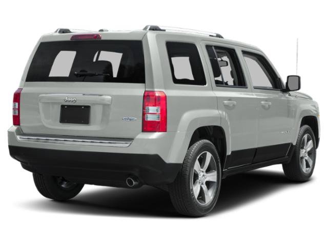 Used 2015 Bright White Clearcoat Jeep Latitude image 2
