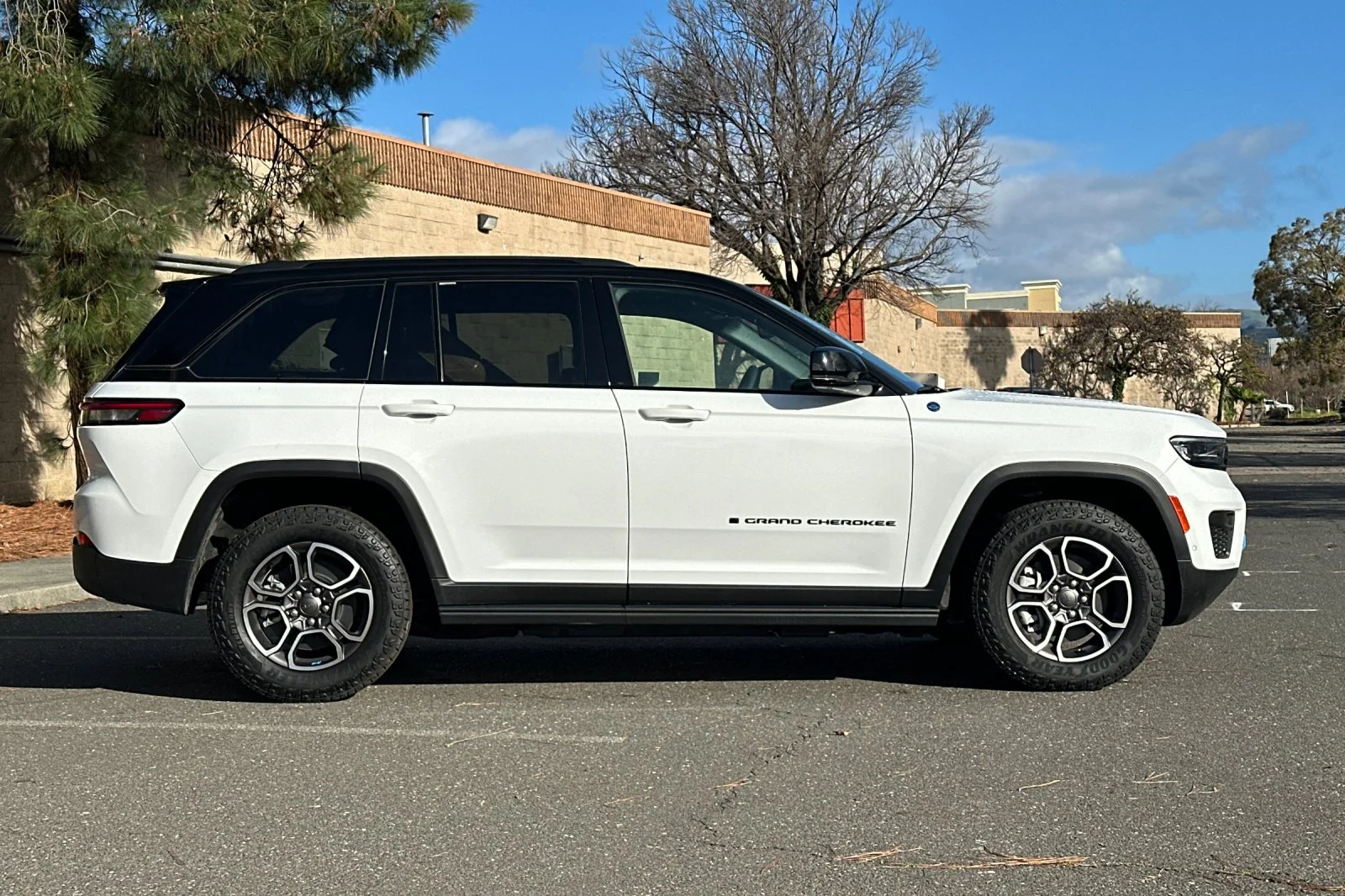 New 2023 Bright White Clear-Coat Exterior Paint Jeep Trailhawk 4xe image 2