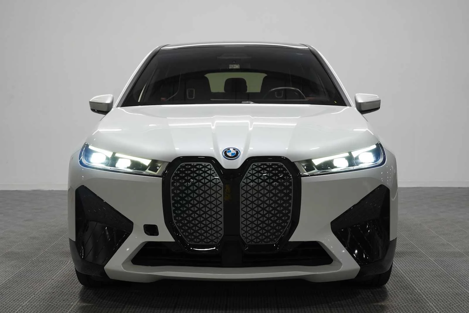 Certified Used 2024 Mineral White Metallic BMW M60 image 2