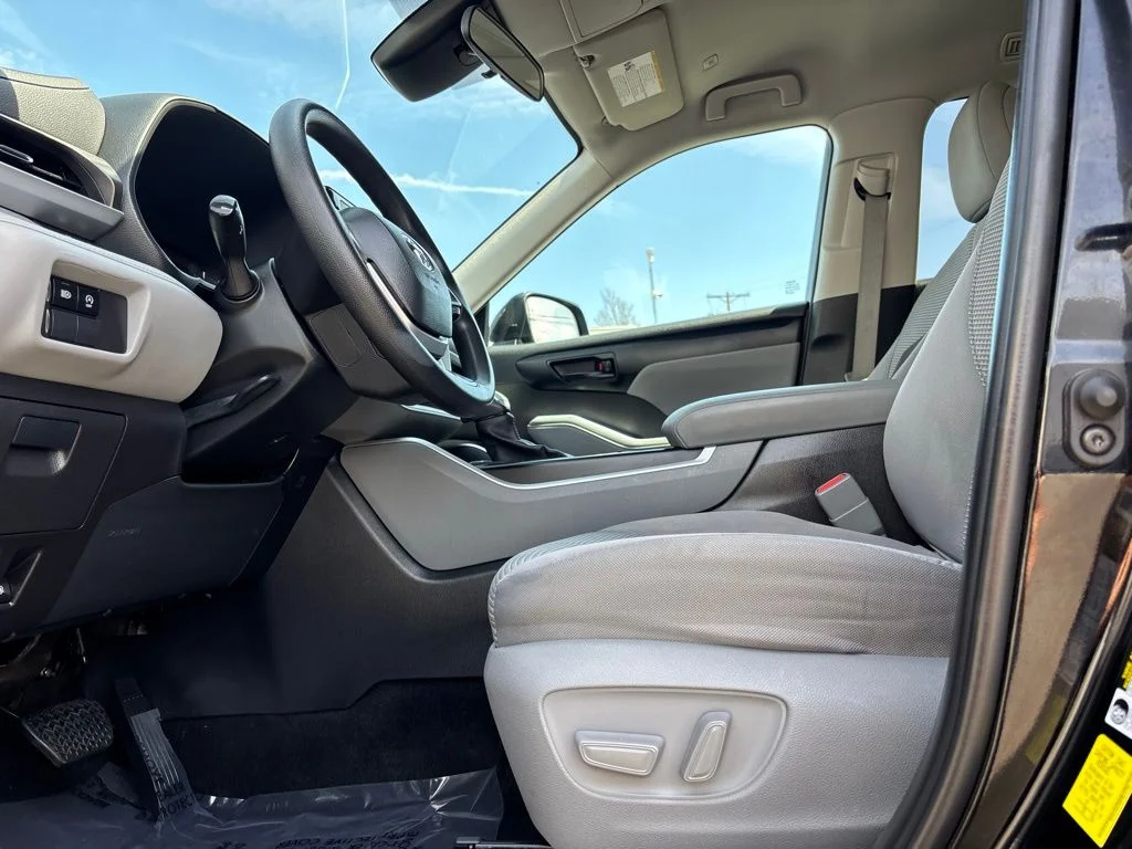 2023 Toyota Highlander L - Photo 11