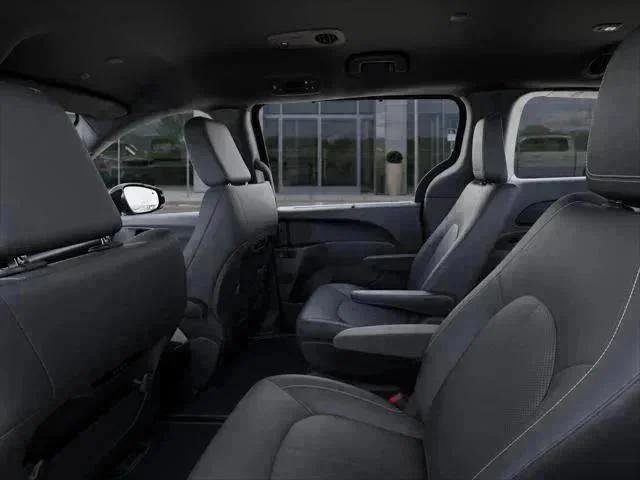 New 2026 Diamond Black Crystal Pearl-Coat Exterior Paint Chrysler Select image 50