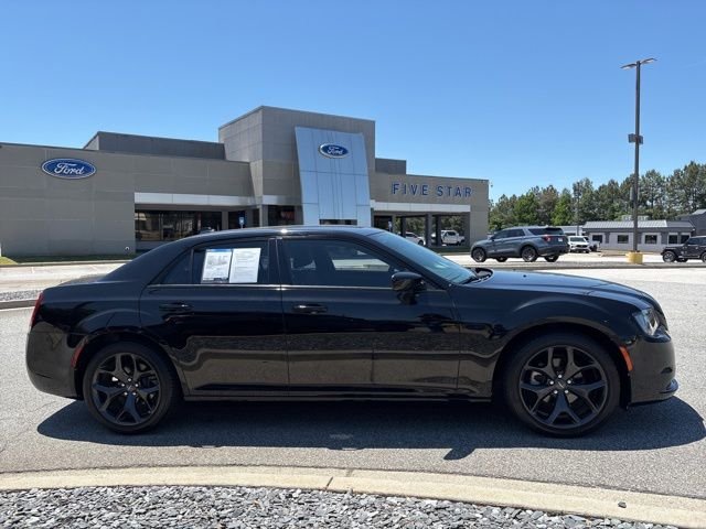 2021 Chrysler 300 Touring's photo