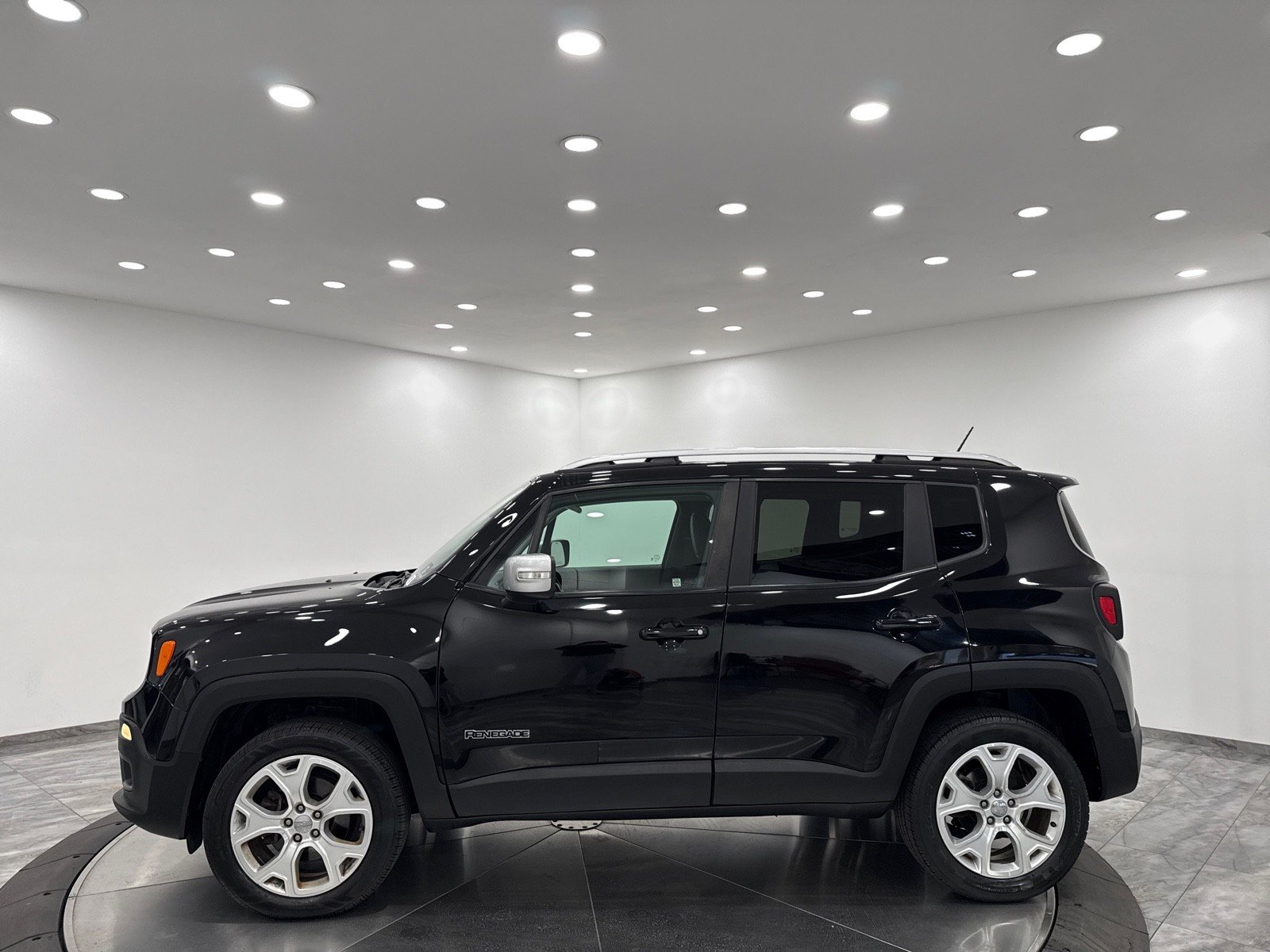 2017 Jeep Renegade Limited photo 3
