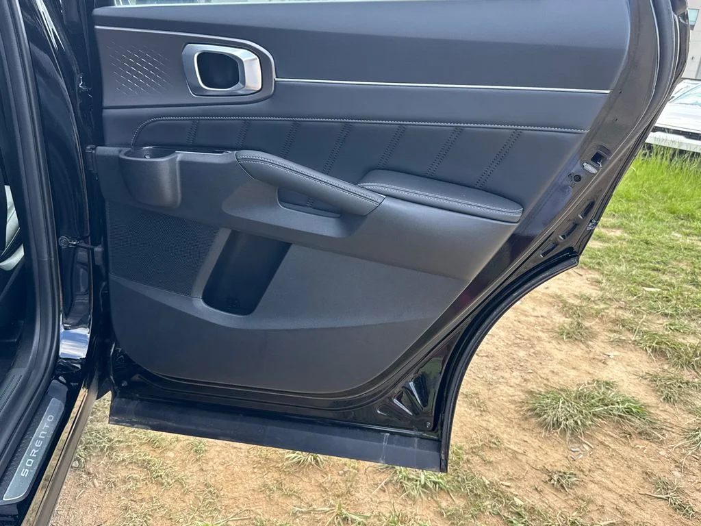 2025 Kia Sorento SX - Photo 16
