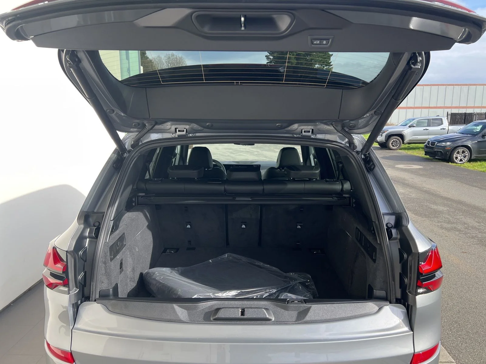 New 2026 Skyscraper Grey Metallic BMW xDrive40i image 10