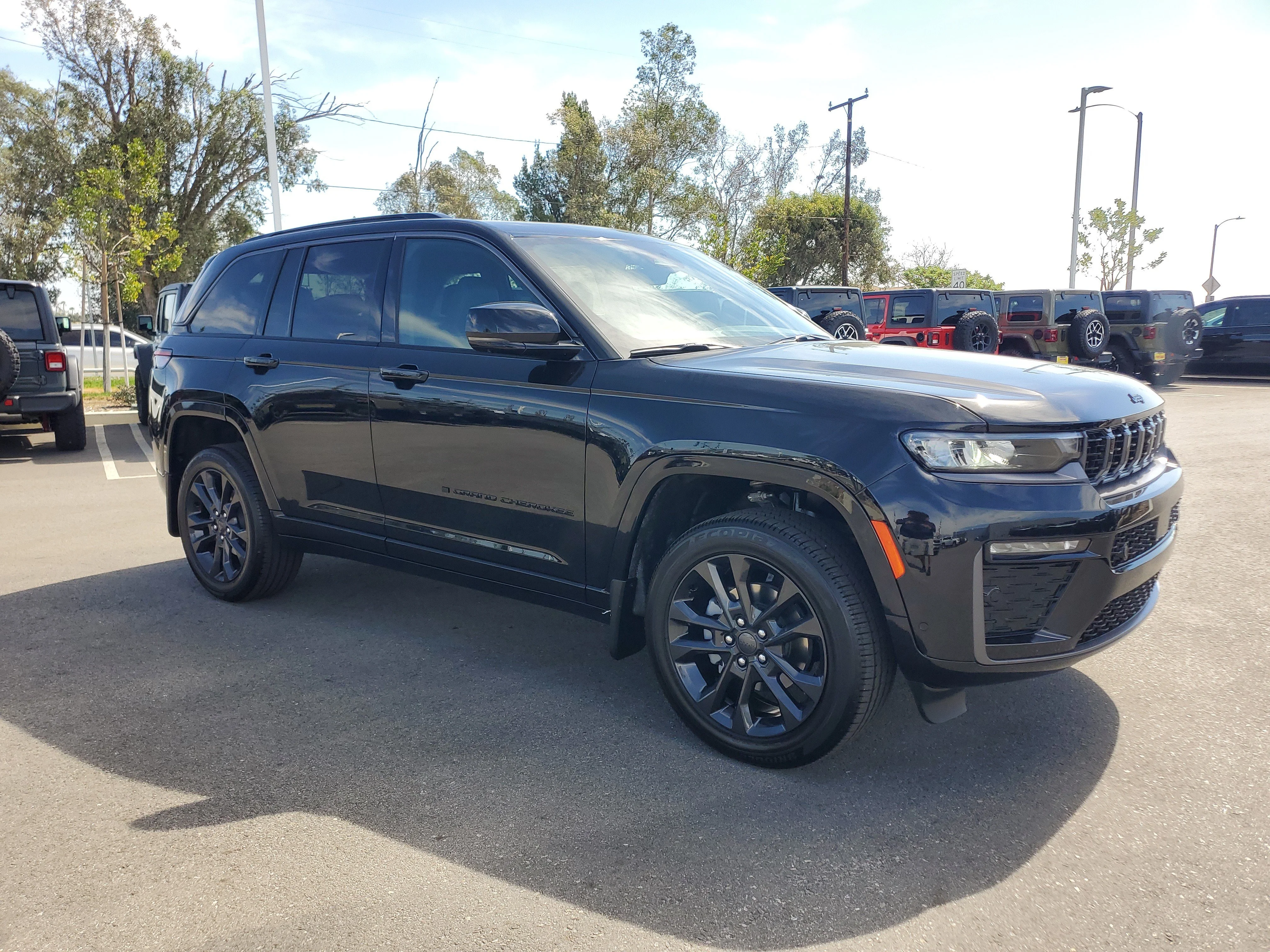 New 2026 Diamond Black Crystal Pearl-Coat Exterior Paint Jeep Limited image 8