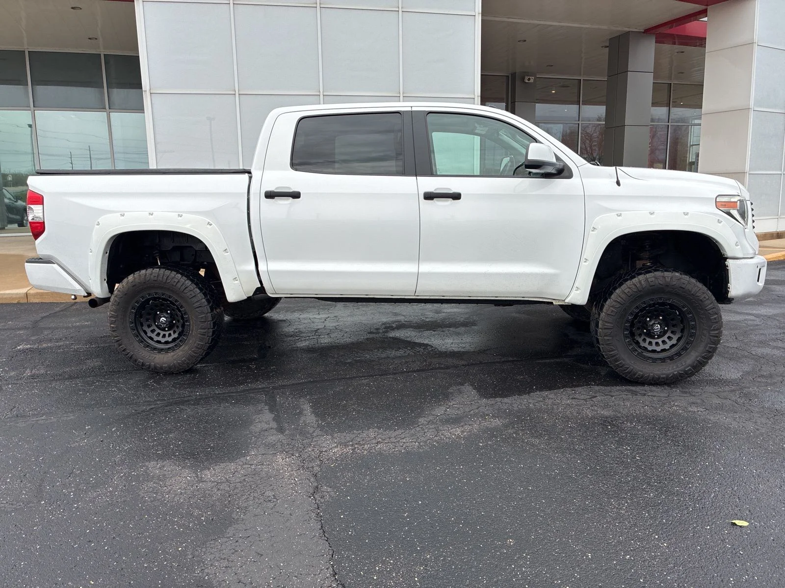Used 2018  Toyota SR5 image 2