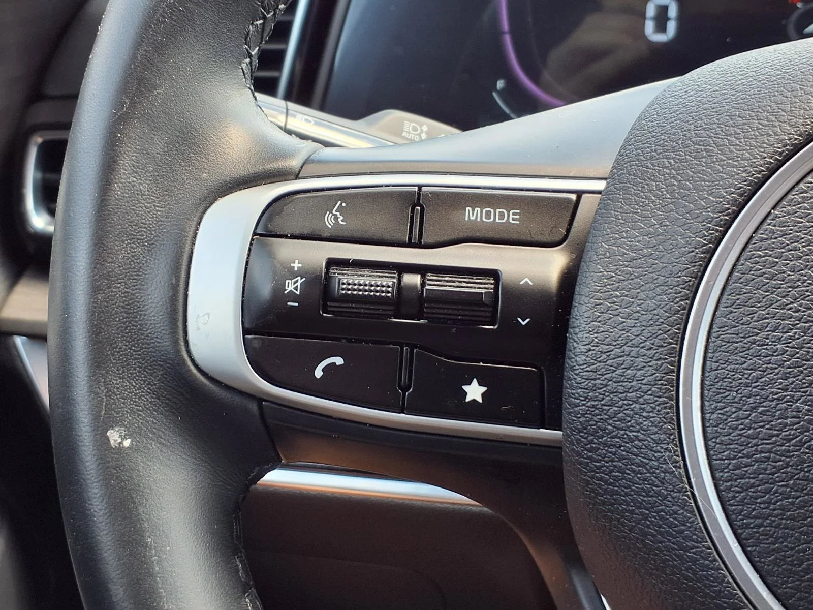 Used 2025 Wolf Gray Kia X-Line image 17