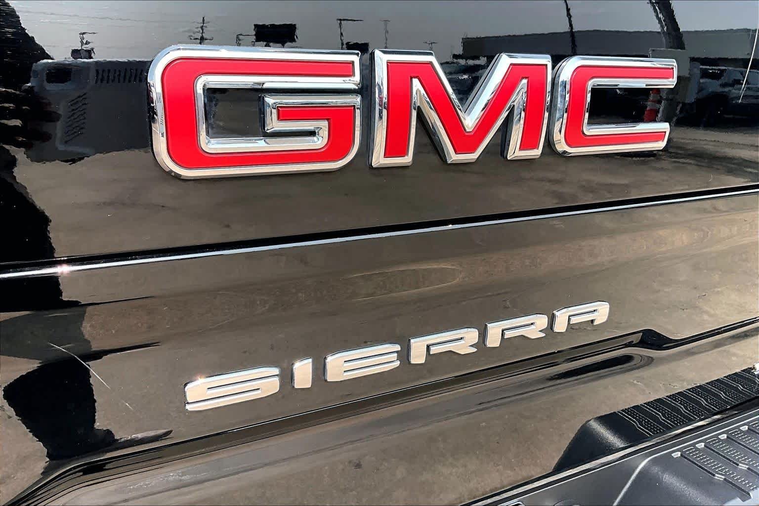 Used 2025 Onyx Black GMC SLT image 31