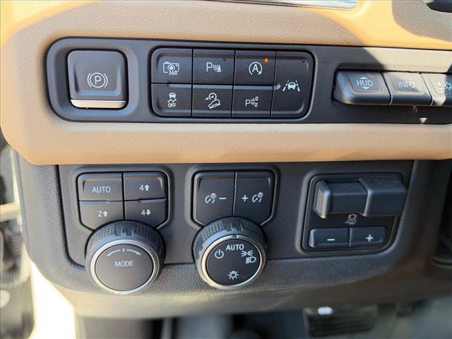 Used 2023 IRIDESCENT PEARL TRICOAT Chevrolet Premier image 28