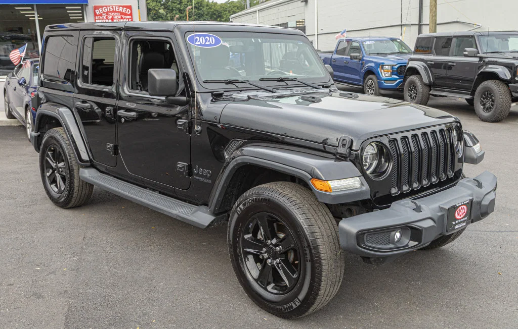 Used 2020 Black Jeep Unlimited Sahara Altitude image 8