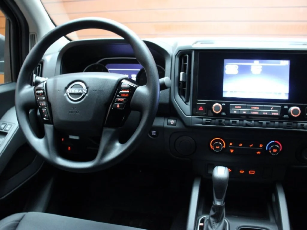New 2027 Glacier White Nissan King Cab® S image 14