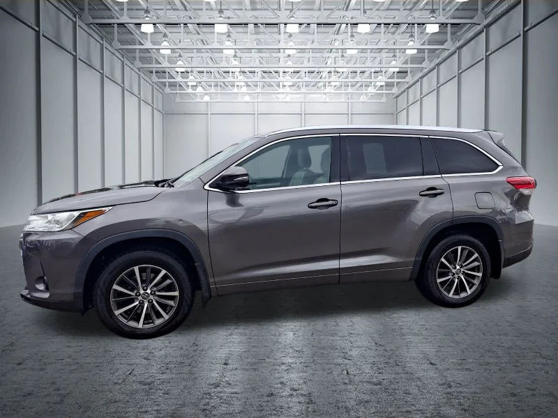Used 2018 Silver Toyota XLE image 7
