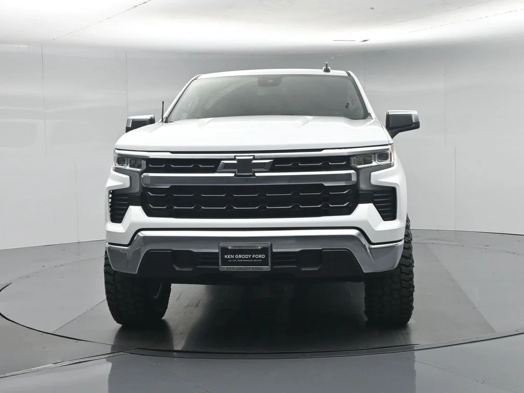 Used 2023 White Chevrolet LT image 27
