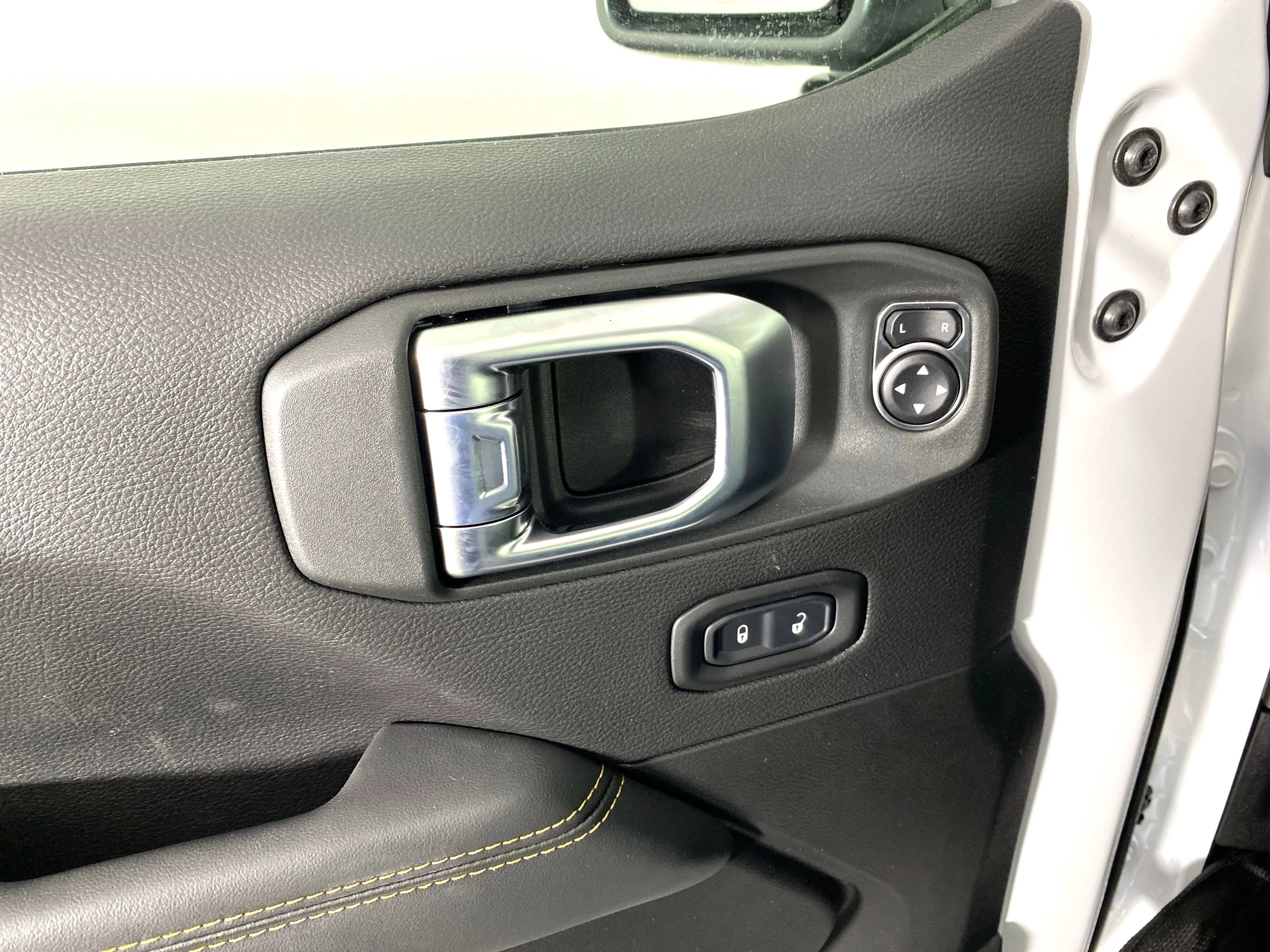 New 2026 Bright White Clear-Coat Exterior Paint Jeep Sahara image 14