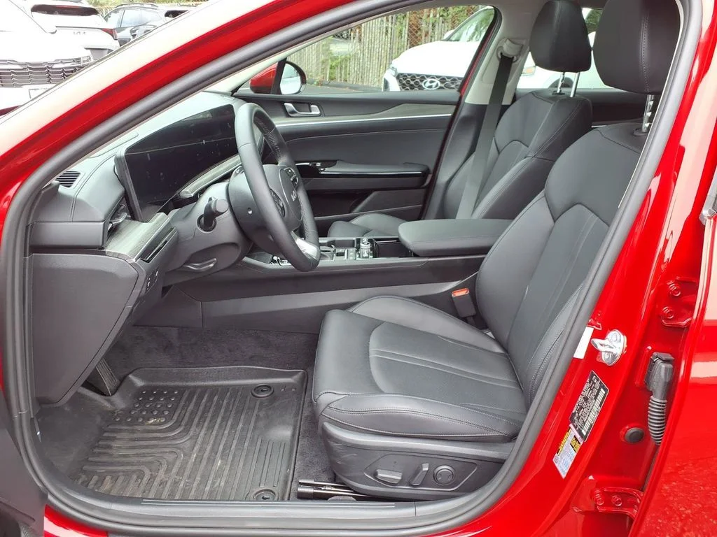 Used 2025 Runway Red Kia EX image 21