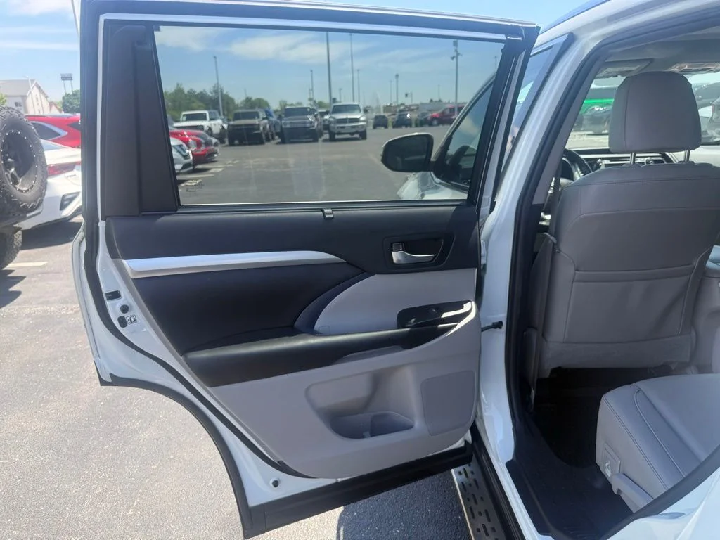 Certified Used 2019 Blizzard Pearl Toyota XLE image 31