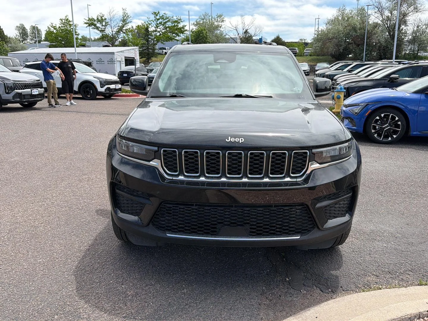 Used 2023 Diamond Black Crystal Pearlcoat Jeep Laredo image 2