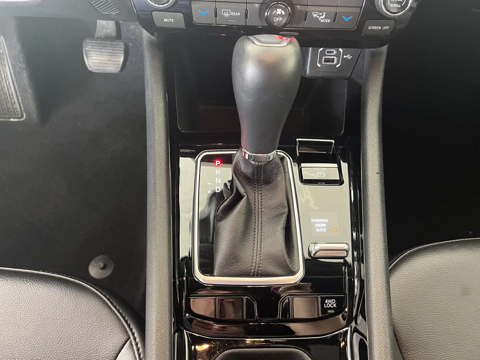 Used 2023  Jeep Altitude image 17