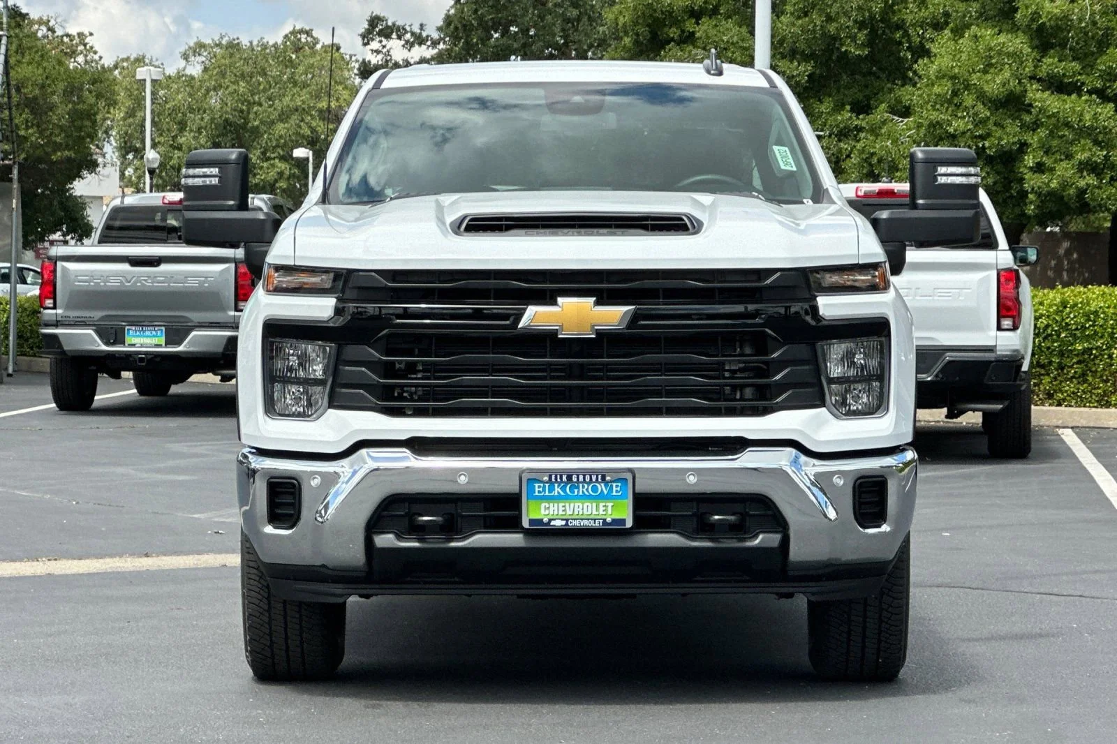 New 2026 Summit White Chevrolet WT image 8
