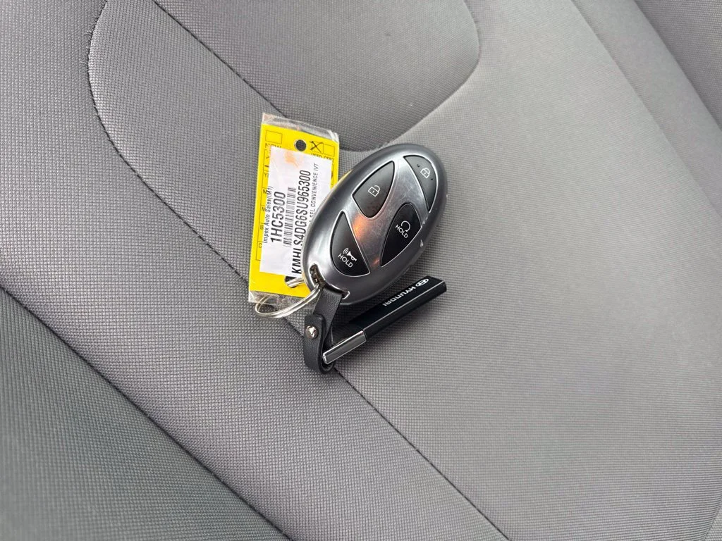 Used 2025 Silver Hyundai SEL Convenience image 33