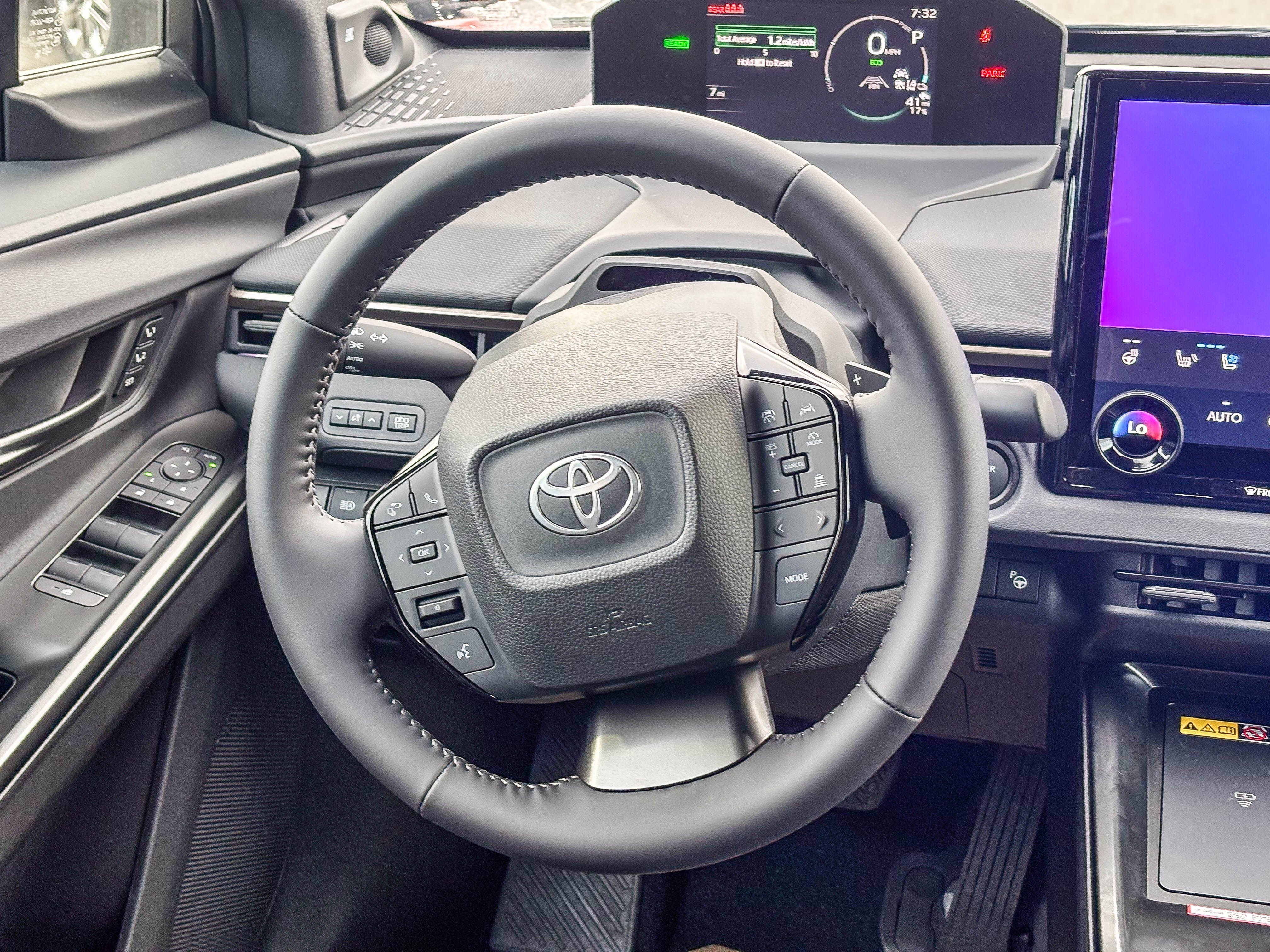 New 2026 Wind Chill Pearl with Midnight Black Metallic roof <sup>1</sup> Toyota  Limited image 17