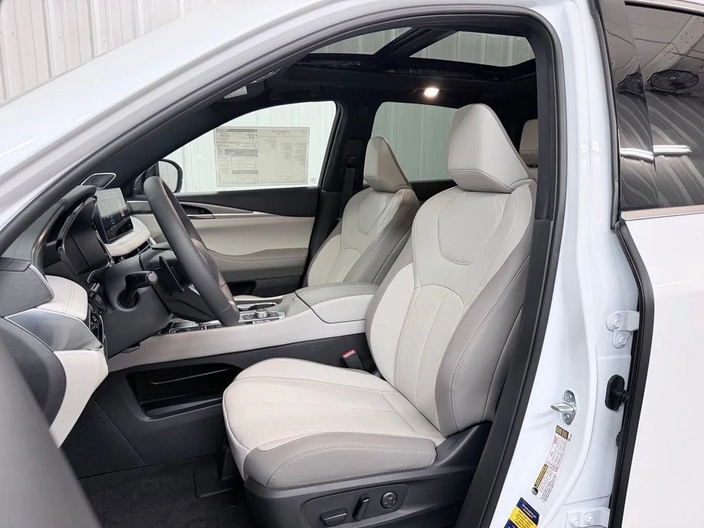 New 2027 RADIANT WHITE INFINITI Luxe AWD image 13