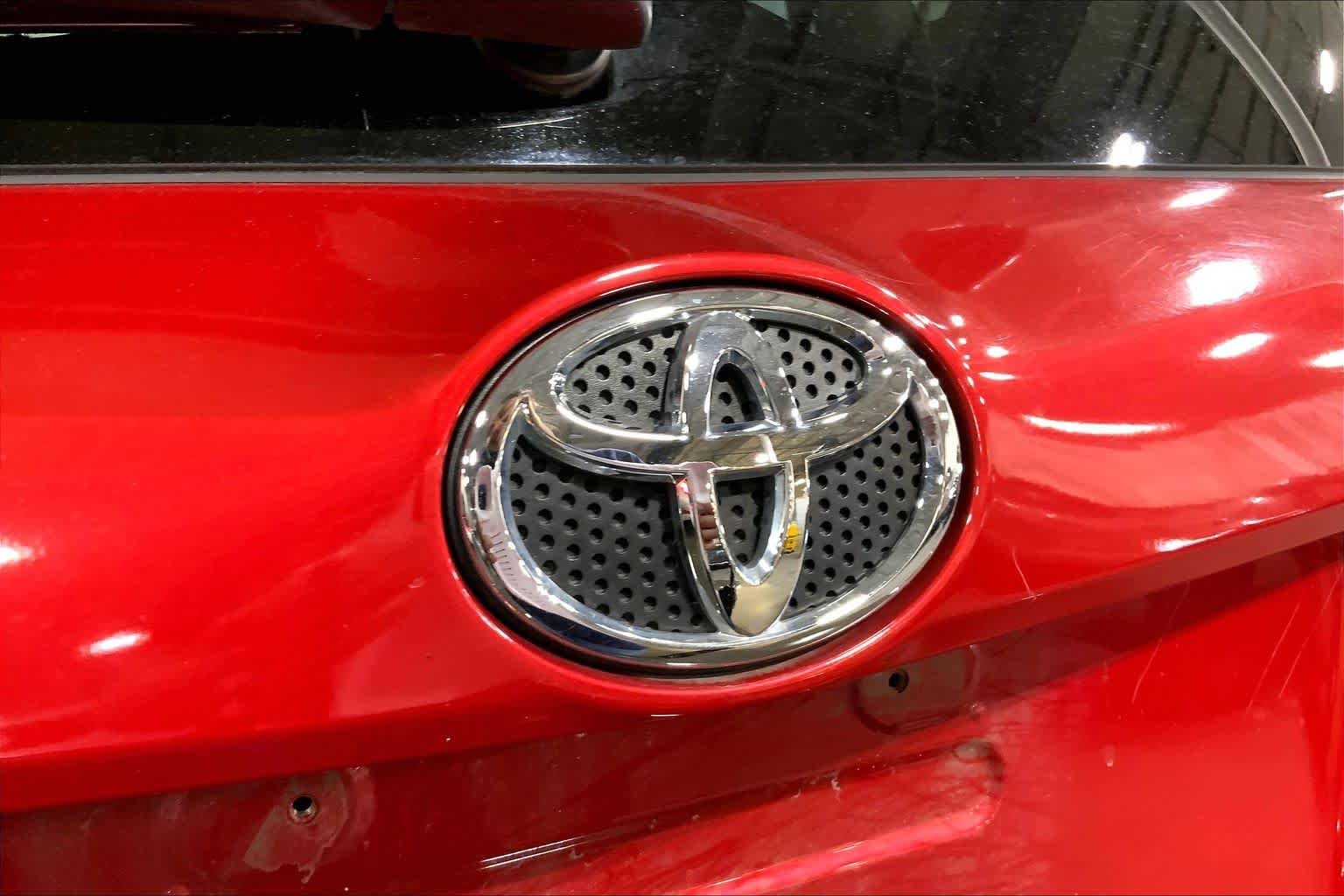 Used 2016 Barcelona Red Metallic Toyota XLE image 31